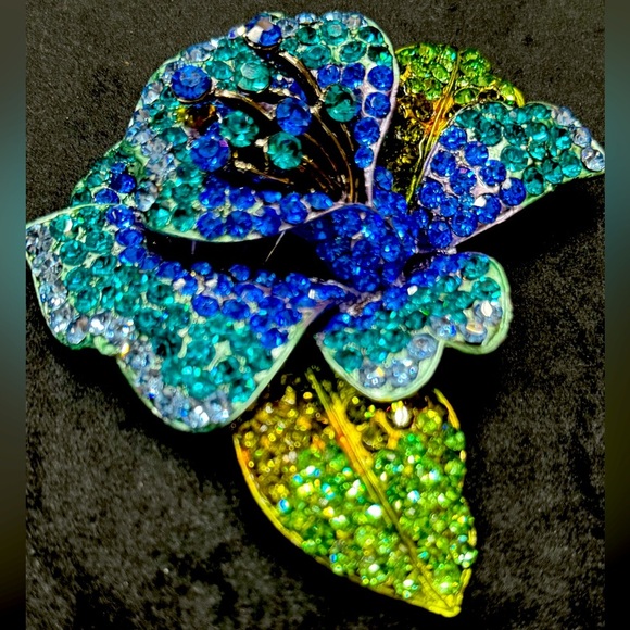 New Elegant Blue and Green Crystal Flower Brooch - Picture 1 of 6